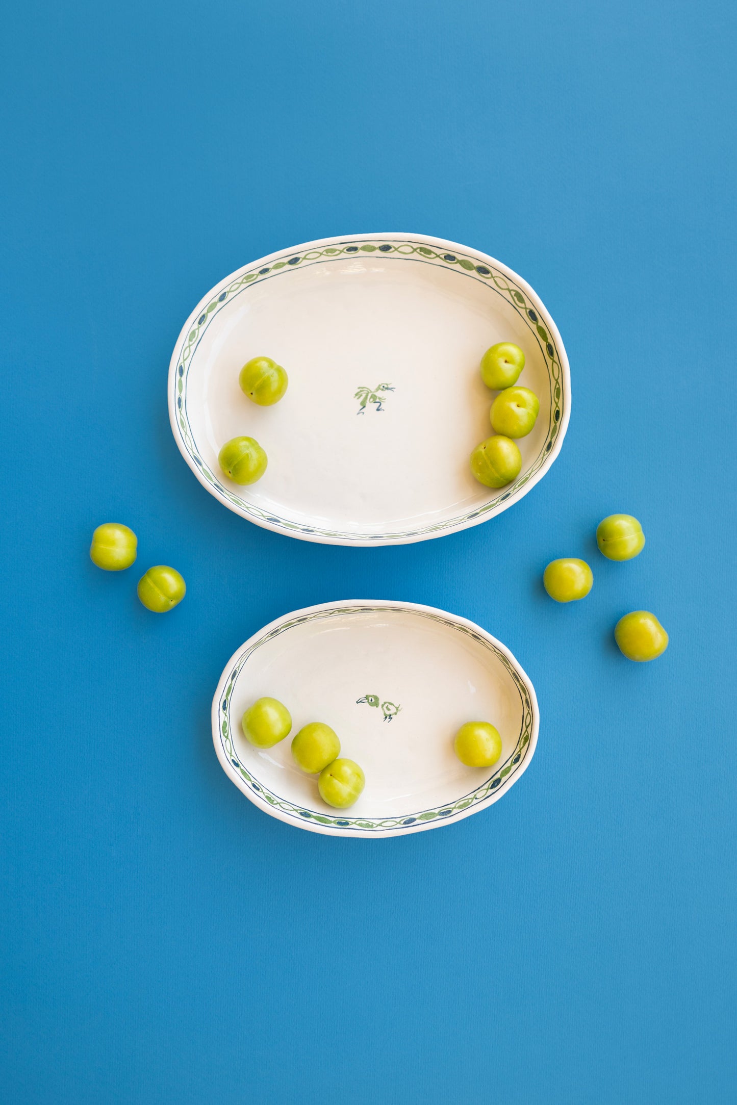 დიდი მწვანე ოვალური თეფში