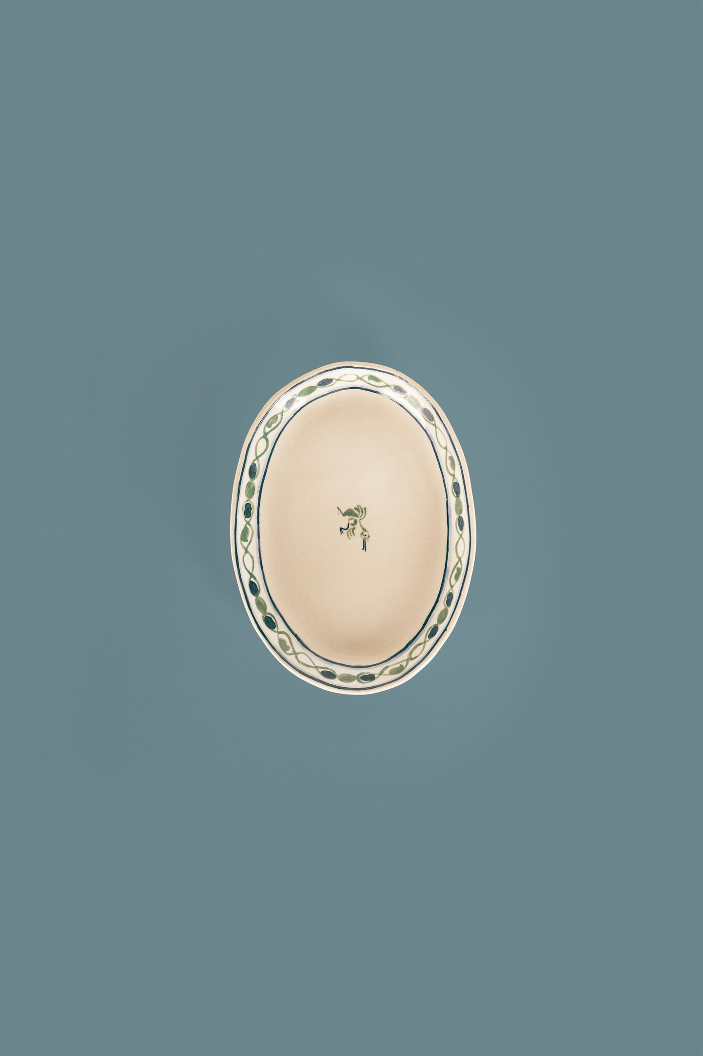 პატარა მწვანე ოვალური თეფში