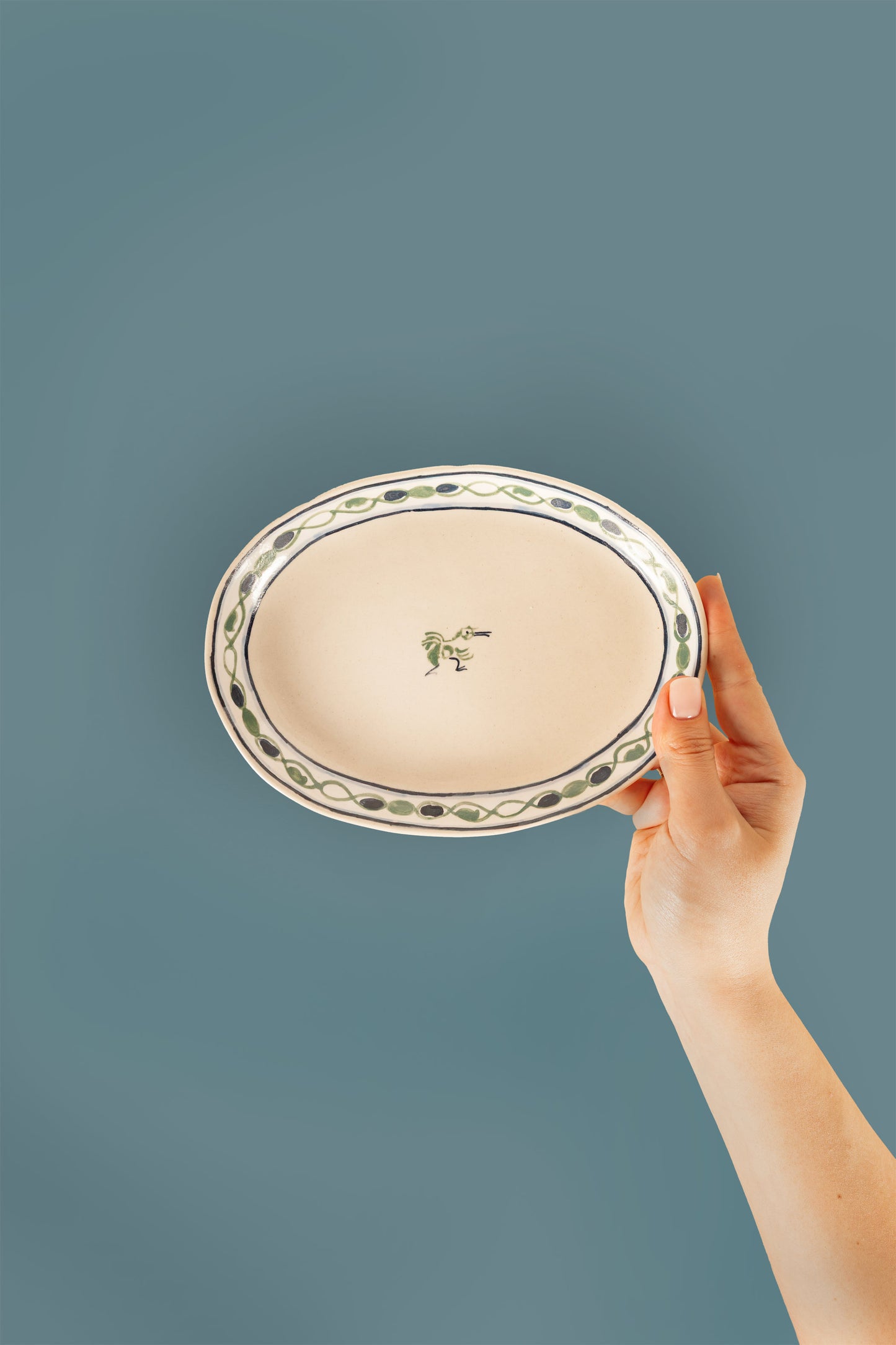 პატარა მწვანე ოვალური თეფში