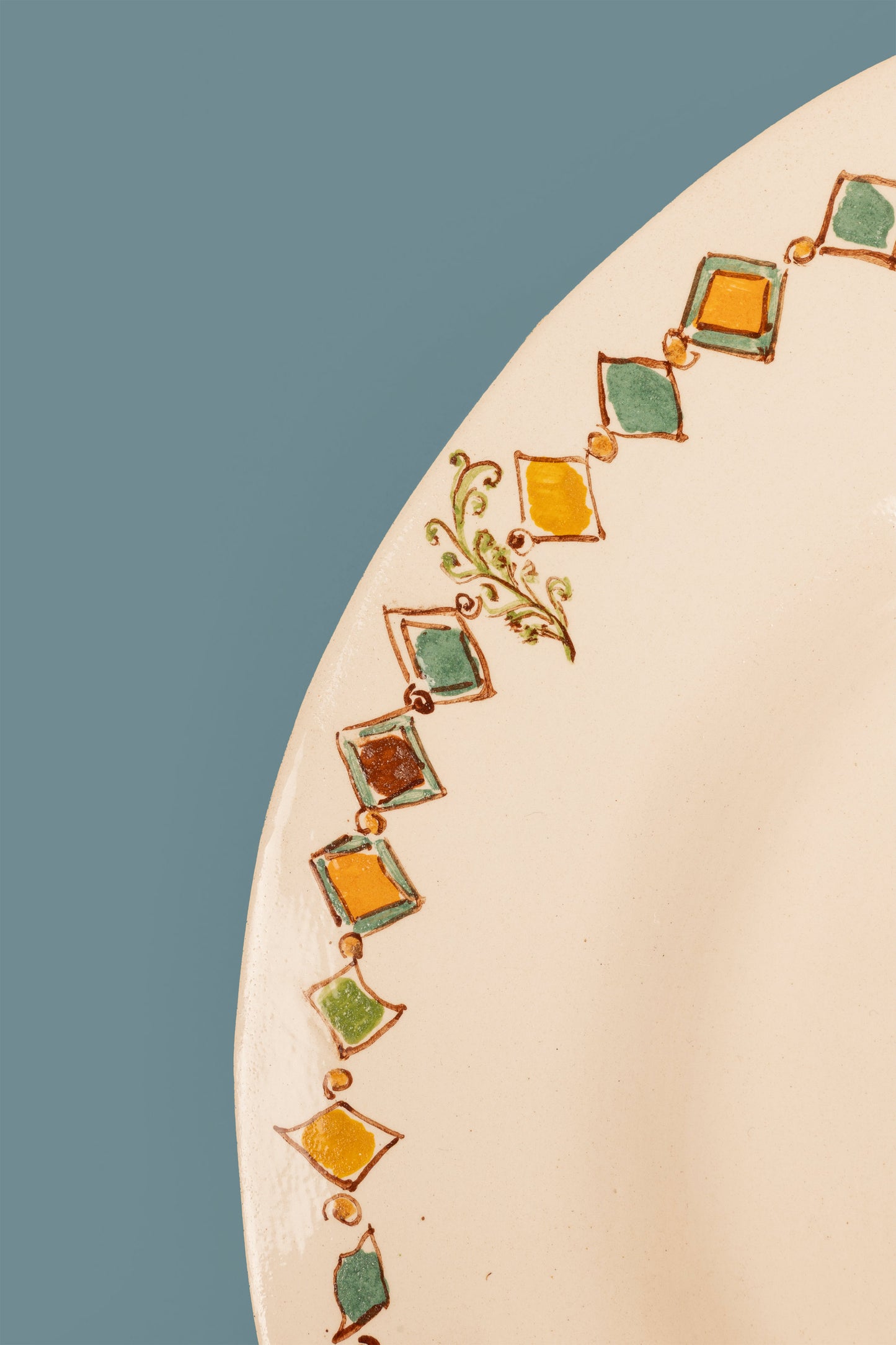 დიდი მრგვალი ყვითელი თეფში