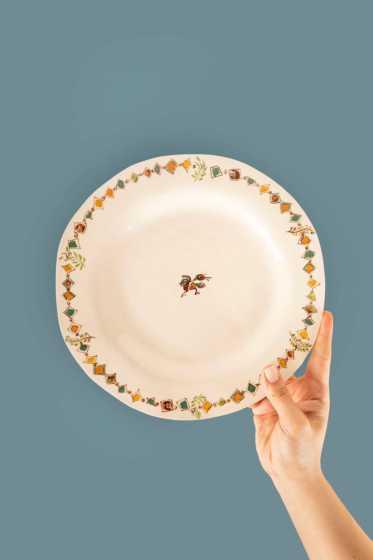 დიდი მრგვალი ყვითელი თეფში