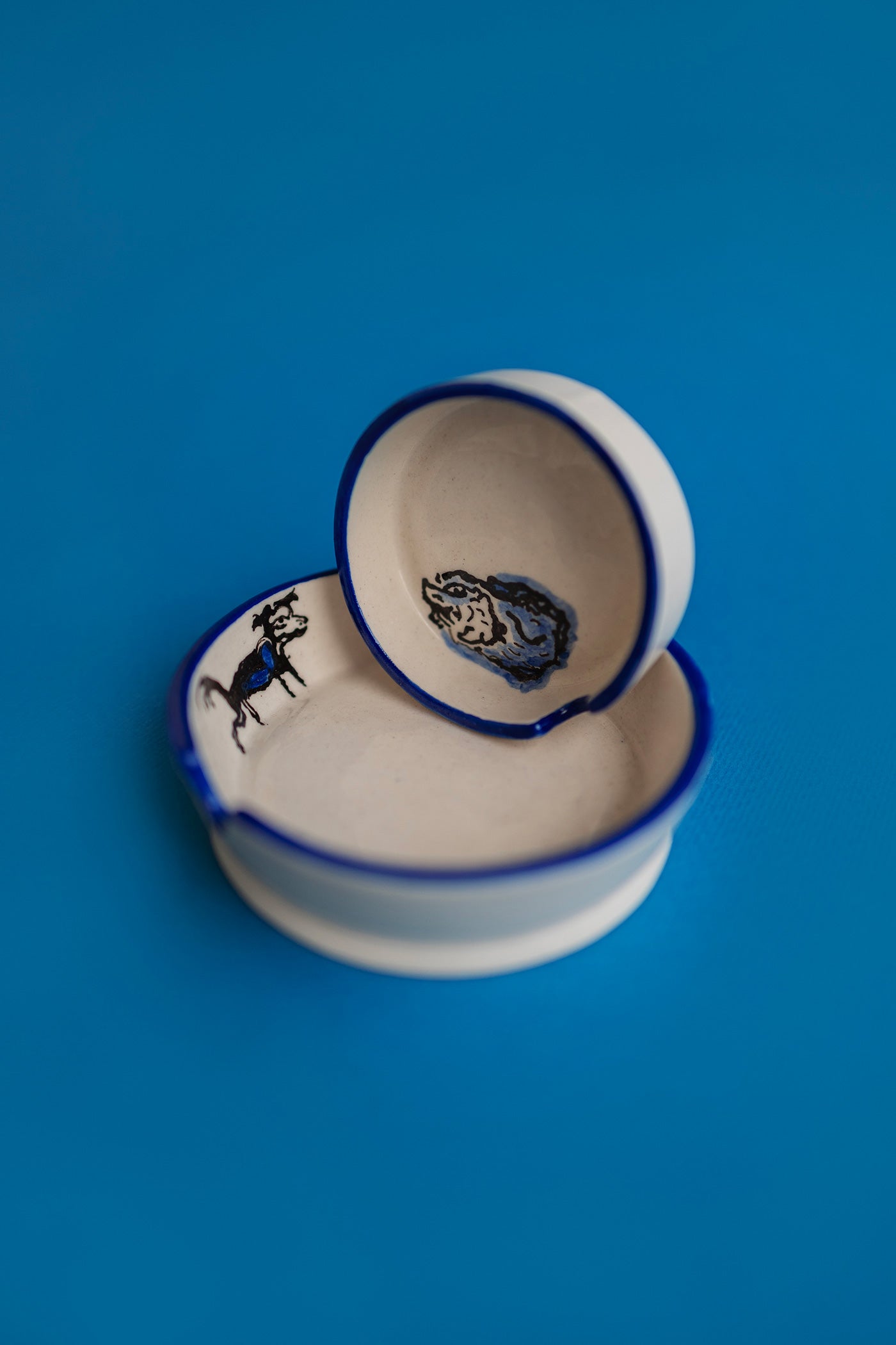 პატარა საფერფლე "ჩვენი უბნის ძაღლები"