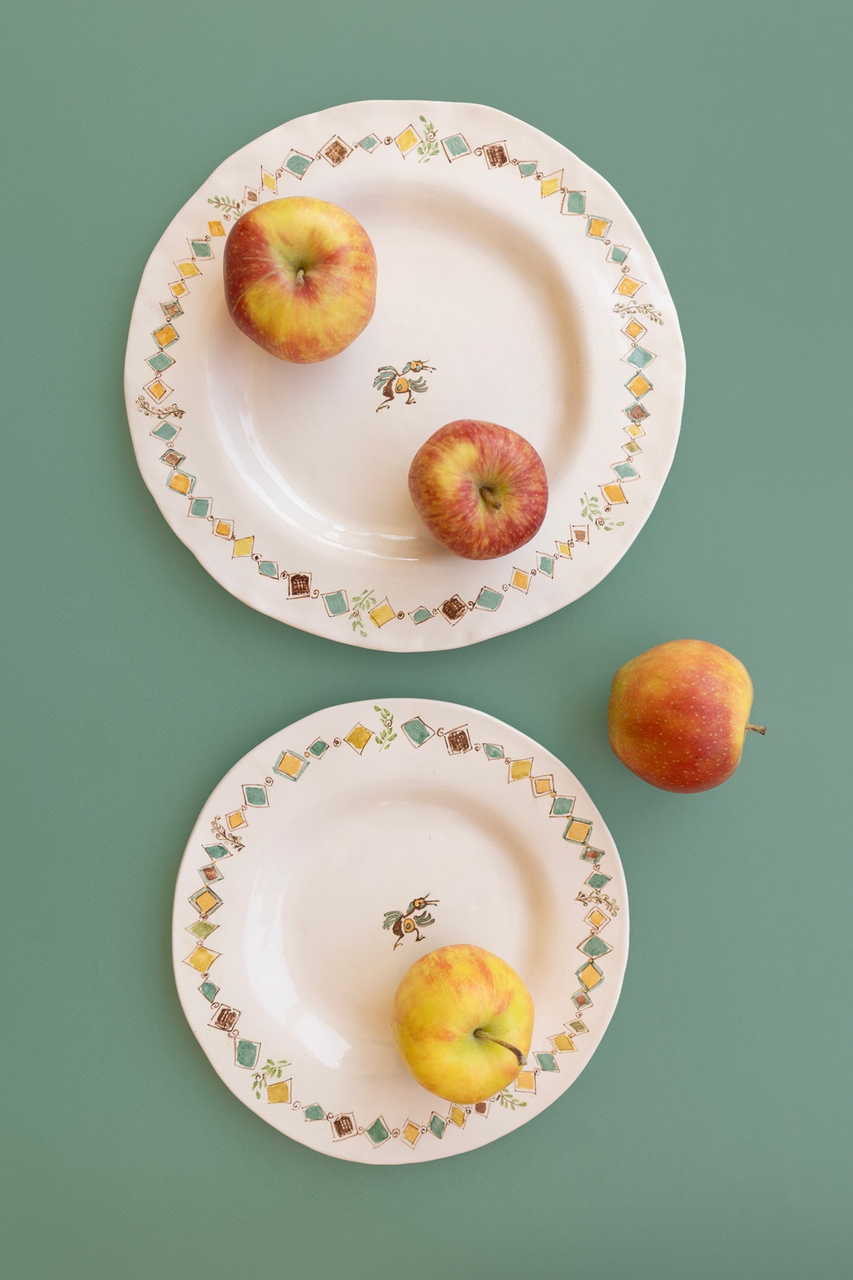 დიდი მრგვალი ყვითელი თეფში